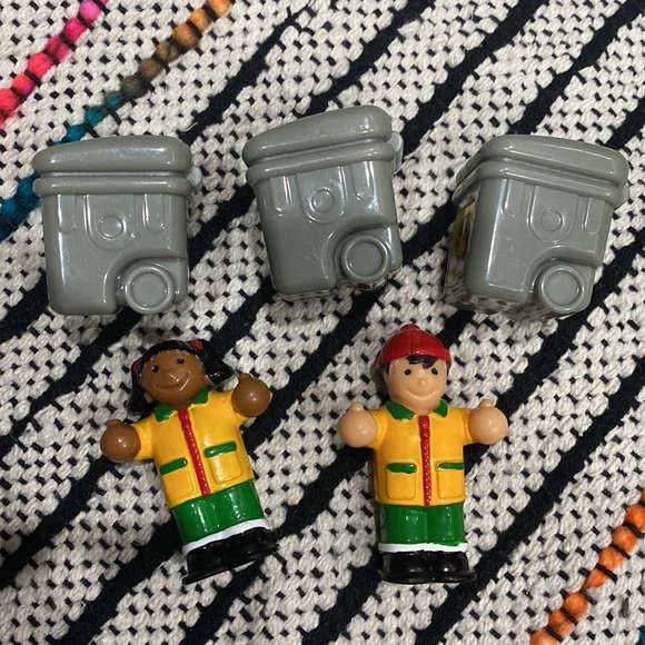 Recycling kids figurines and trash cans - Picture 3 of 4